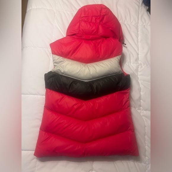 Womans Nike Puffer Vest Size Medium - Picture 2 of 3
